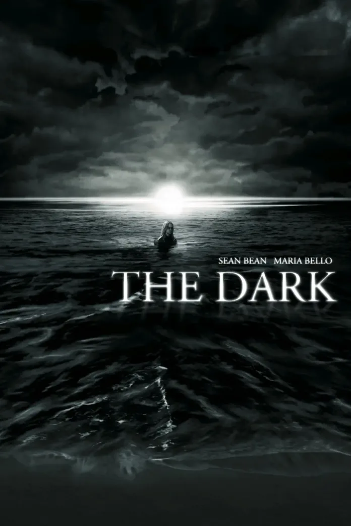 Αφίσα της ταινίας «The Dark» (2005) με σκοτεινή ατμόσφαιρα, για κριτική ταινίας τρόμου.