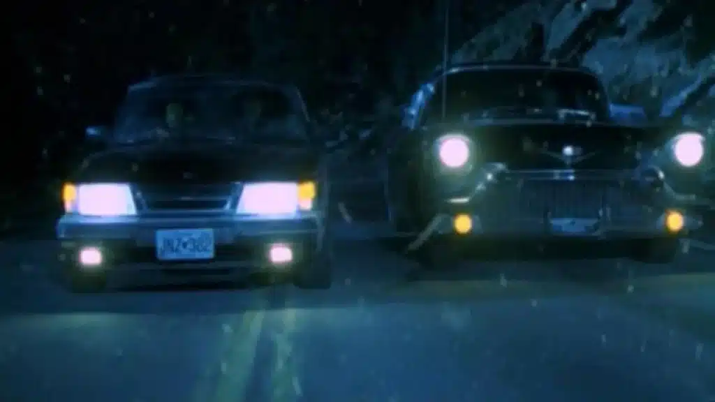 Δύο αυτοκίνητα σε νυχτερινή καταδίωξη