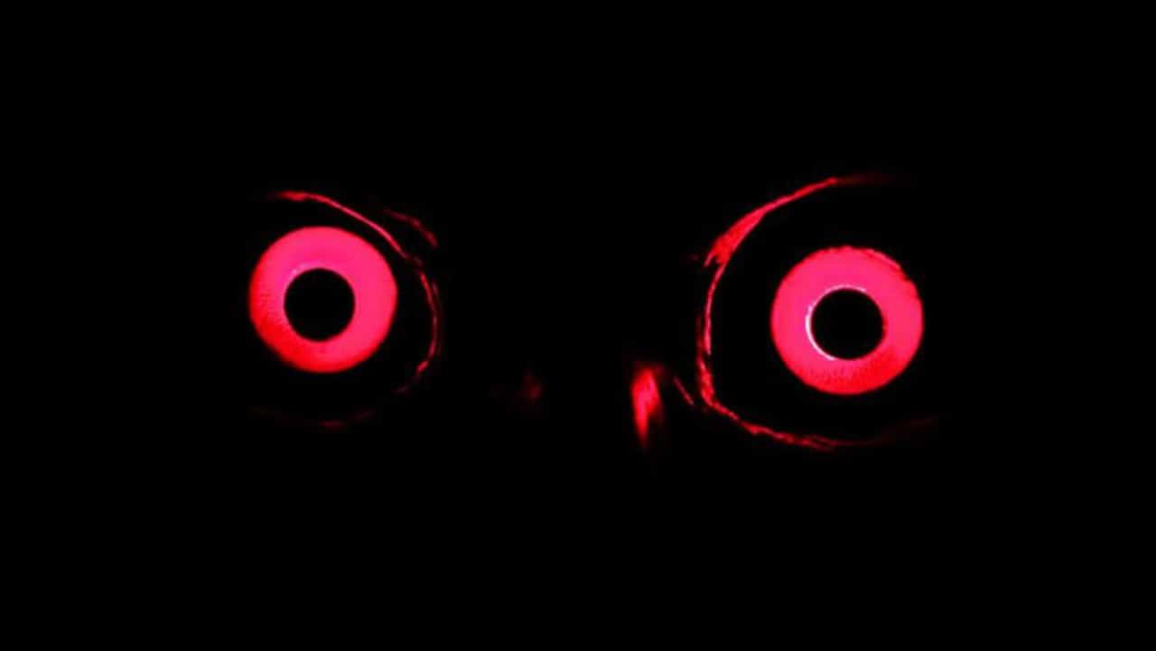 Пила глазах. Красные глаза в темноте. Два красных глаза в темноте. Глаза в темноте.