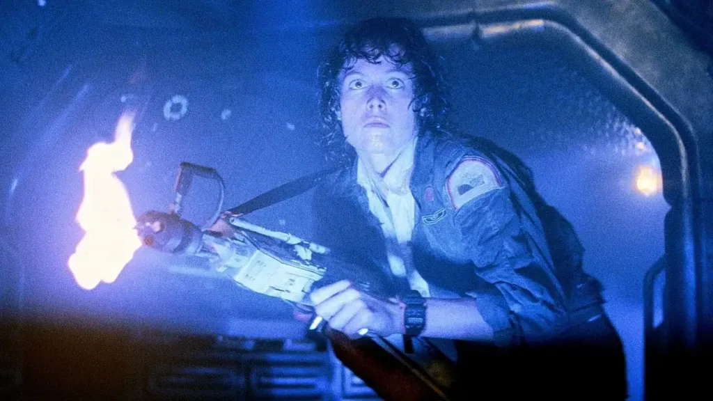 Στιγμιότυπο από την ταινία Alien, η Έλεν Ρίπλεϊ με φλογοβόλο.