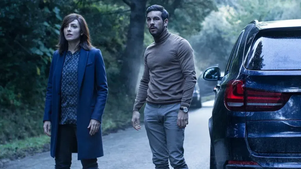 Σκηνή από την ταινία «Contratiempo» (2016) με δύο χαρακτήρες να στέκονται ανήσυχοι δίπλα σε αυτοκίνητο σε απομονωμένο δρόμο.
