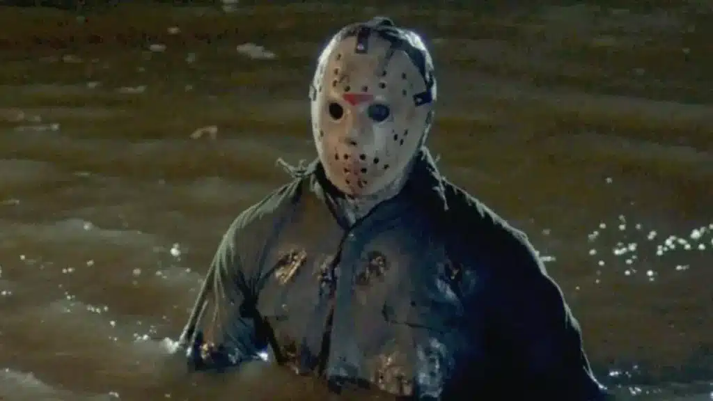 Ο Jason Voorhees αναδύεται από το νερό με την εμβληματική του μάσκα του χόκεϊ.