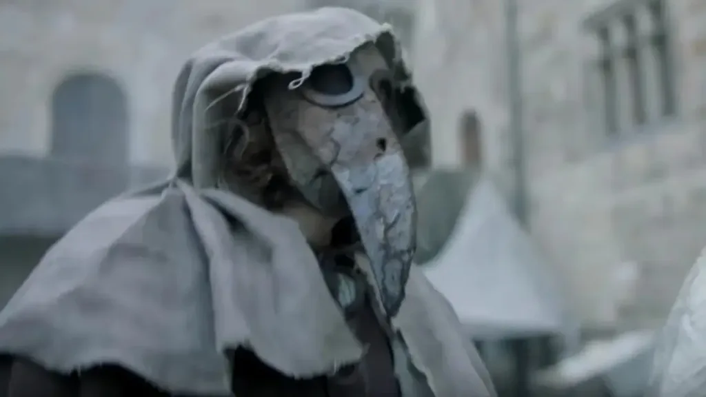 Μυστηριώδης φιγούρα με κουκούλα, στη μέση σκοτεινού δρόμου, σκηνή από τη σειρά 