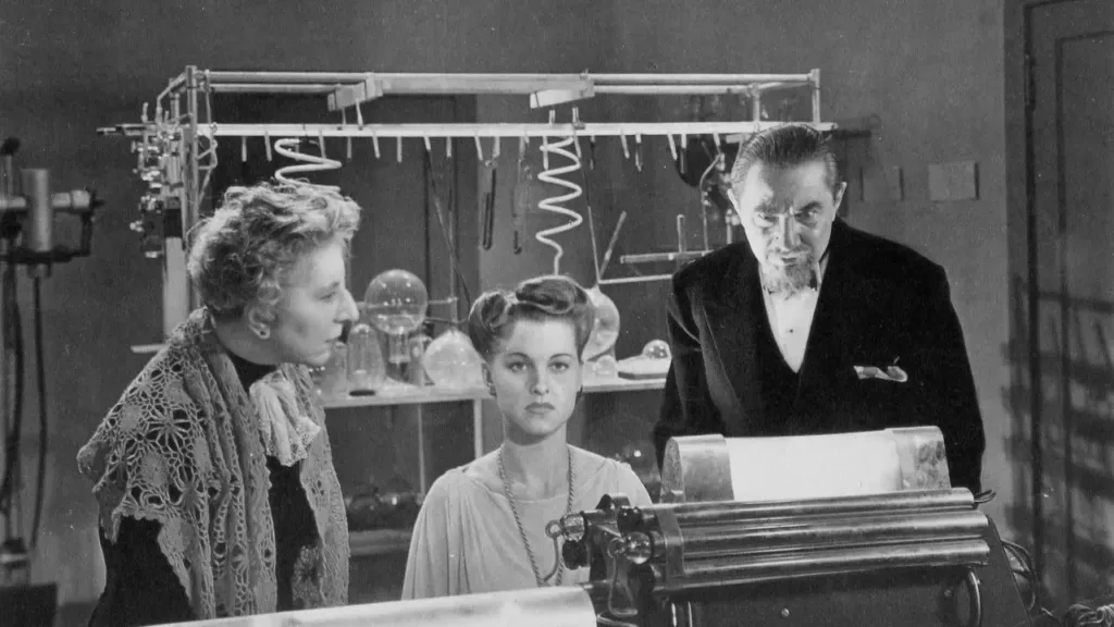 Τρεις χαρακτήρες σε εργαστήριο με σκοτεινό επιστημονικό εξοπλισμό από την ταινία 