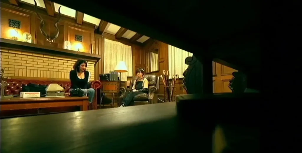 Σκηνή σε σκοτεινό δωμάτιο στο νέο found footage θρίλερ της Dark Sky Films.