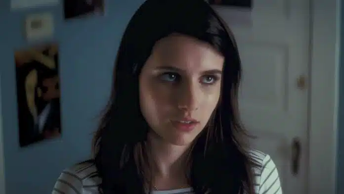 Μια γυναίκα σε εσωτερικό χώρο. Η Emma Roberts στην ταινία folk τρόμου A Body in the Woods.