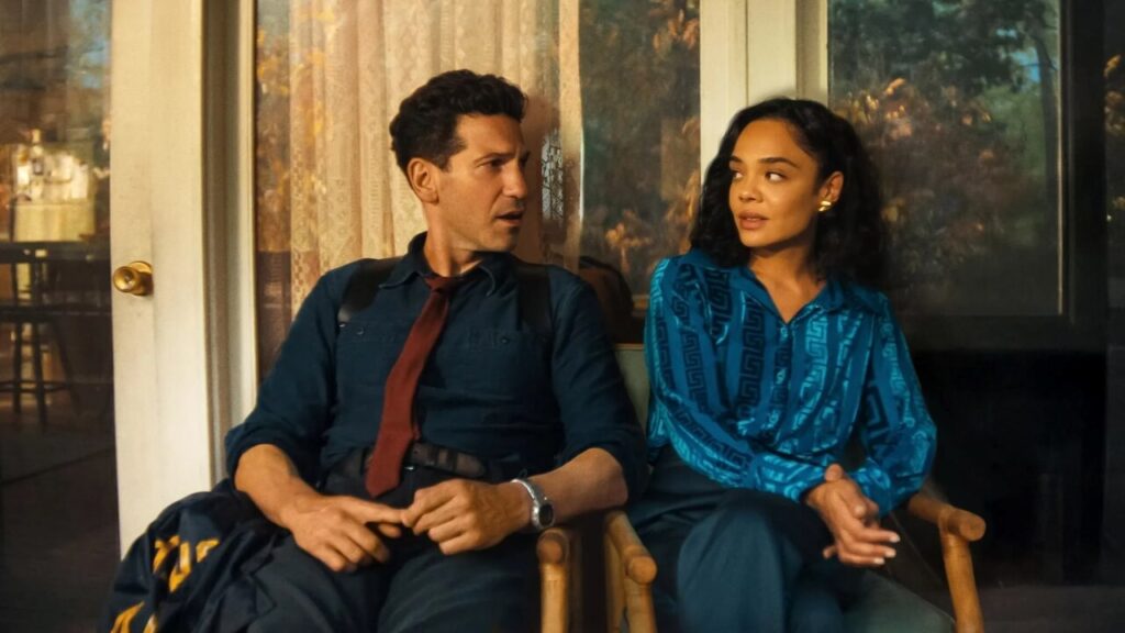 Δύο άτομα σε συζήτηση έξω. Οι Tessa Thompson και Jon Bernthal στη σειρά «His & Hers».
